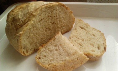 Lusta-kovászos kenyér megszegve